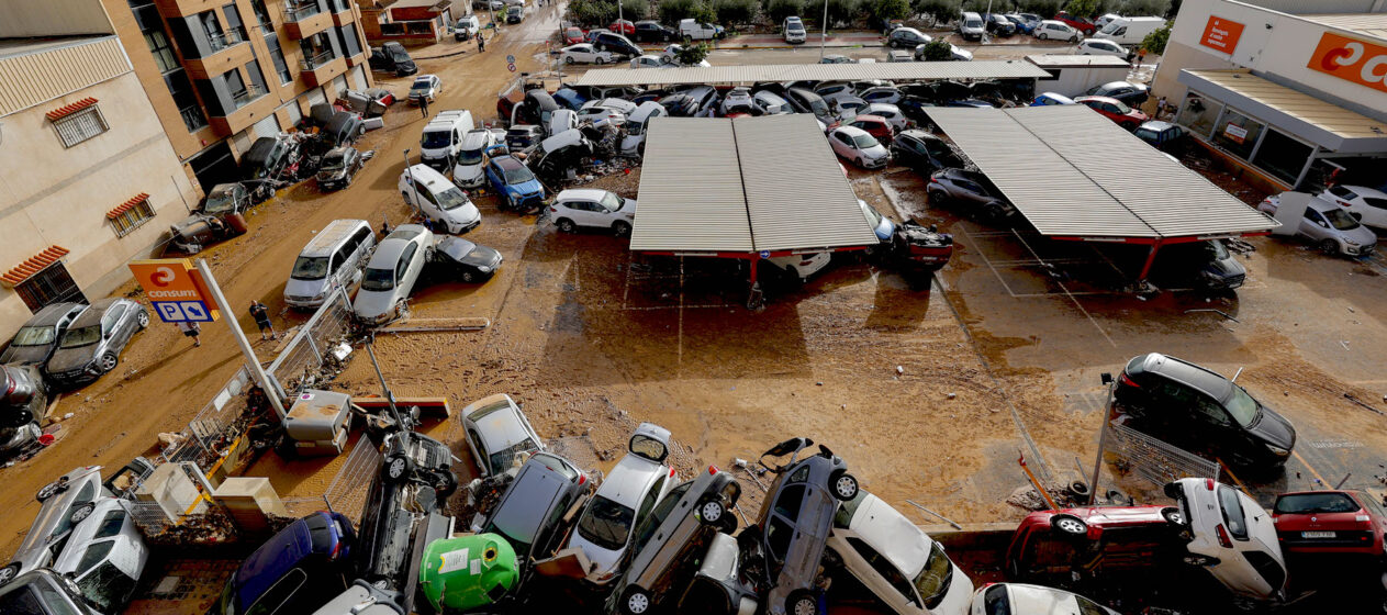 Vista general de varios vehículos dañados en Paiporta, tras las fuertes lluvias causadas por la DANA. La alcaldesa de Paiporta (Valencia), Maribel Albalat, ha confirmado que al menos hay 34 fallecidos en su municipio a consecuencia de la dana que ha afectado a la Comunidad Valenciana. EFE/Manu Bruque