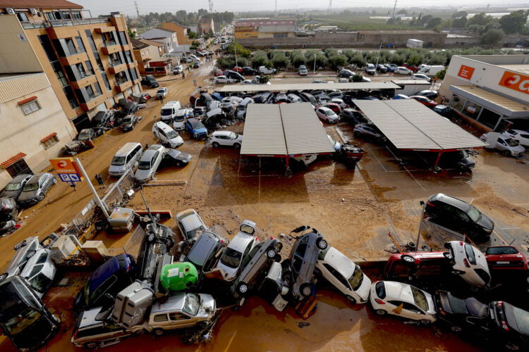 Vista general de varios vehículos dañados en Paiporta, tras las fuertes lluvias causadas por la DANA. La alcaldesa de Paiporta (Valencia), Maribel Albalat, ha confirmado que al menos hay 34 fallecidos en su municipio a consecuencia de la dana que ha afectado a la Comunidad Valenciana. EFE/Manu Bruque