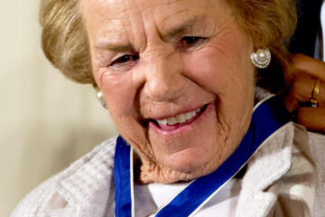 Fotografía de archivo del 24 de noviembre de 2014 de la defensora de derechos humanos y viuda de Robert F. Kennedy, Ethel Kennedy, recibiendo la Medalla Presidencial de la Libertad durante una ceremonia en la Casa Blanca, en Washington D.C., (Estados Unidos). Ethel Kennedy, viuda del exfiscal general de Estados Unidos Robert F. Kennedy, quien fue asesinado en 1968, falleció este jueves a los 96 años por complicaciones derivadas de un derrame cerebral. EFE/ Michael Reynolds