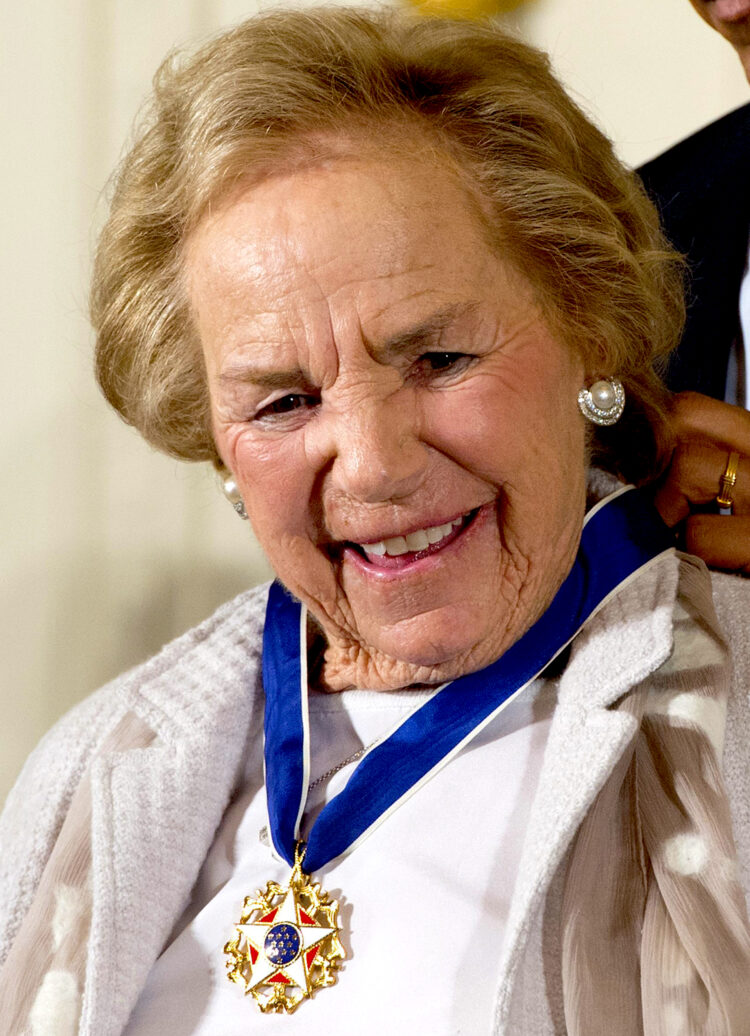 Fotografía de archivo del 24 de noviembre de 2014 de la defensora de derechos humanos y viuda de Robert F. Kennedy, Ethel Kennedy, recibiendo la Medalla Presidencial de la Libertad durante una ceremonia en la Casa Blanca, en Washington D.C., (Estados Unidos). Ethel Kennedy, viuda del exfiscal general de Estados Unidos Robert F. Kennedy, quien fue asesinado en 1968, falleció este jueves a los 96 años por complicaciones derivadas de un derrame cerebral. EFE/ Michael Reynolds