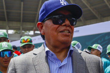 Fotografía de archivo del 4 de septiembre de 2022 del ex beisbolista mexicano Fernando Valenzuela durante una Clínica de Béisbol en el estadio Fray Nano, en Ciudad de México (México). El mexicano Fernando Valenzuela, emblemático lanzador de los Dodgers y de las Grandes Ligas, falleció a los 63 años. EFE/ Isaac Esquivel/ ARCHIVO