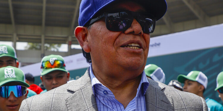 Fotografía de archivo del 4 de septiembre de 2022 del ex beisbolista mexicano Fernando Valenzuela durante una Clínica de Béisbol en el estadio Fray Nano, en Ciudad de México (México). El mexicano Fernando Valenzuela, emblemático lanzador de los Dodgers y de las Grandes Ligas, falleció a los 63 años. EFE/ Isaac Esquivel/ ARCHIVO