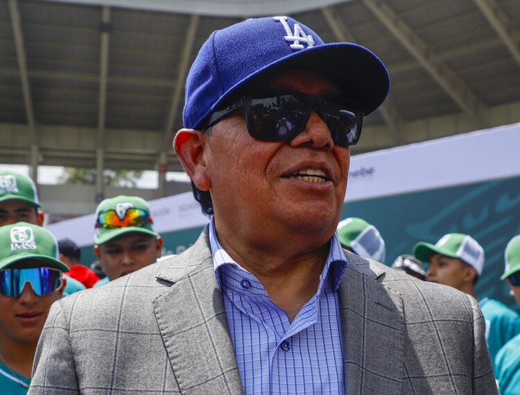 Fotografía de archivo del 4 de septiembre de 2022 del ex beisbolista mexicano Fernando Valenzuela durante una Clínica de Béisbol en el estadio Fray Nano, en Ciudad de México (México). El mexicano Fernando Valenzuela, emblemático lanzador de los Dodgers y de las Grandes Ligas, falleció a los 63 años. EFE/ Isaac Esquivel/ ARCHIVO