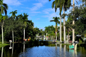 Fotografía de una calle inundada tras el paso del huracán Milton, este jueves en Fort Myers (Estados Unidos). El récord de al menos 38 "tornados de giro rápido" -que provocaron las primeras cuatro víctimas fatales del huracán Milton en Florida- ha sorprendido a los habitantes de Florida, acostumbrados a los huracanes, pero no a estos inesperados fenómenos. EFE/ Octavio Guzmán