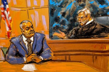 Reproducción fotográfica de un dibujo realizado por la artista Jane Rosenberg del exsecretario de Seguridad Pública mexicano, Genaro García Luna, durante un juicio este miércoles, en el Tribunal Federal de Brooklyn en Nueva York (EE. UU). El exsecretario mexicano de Seguridad Pública Genaro García Luna fue condenado este miércoles en un tribunal de Nueva York a penas que suman más de 38 años de cárcel, además de dos millones de dólares de multa, por delitos de narcotráfico, colaboración con el crimen organizado (el Cartel de Sinaloa) y por falso testimonio ante las autoridades estadounidenses. EFE/Jane Rosenberg