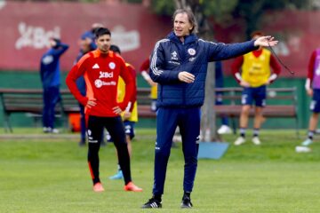 Fotografía cedida por la Federación de Fútbol de Chile (FFCh) del entrenador de la selección chilena de fútbol, Ricardo Gareca, durante un entrenamiento este martes en el complejo deportivo Juan Pinto Durán, en Santiago (Chile). El centrocampista del Independiente argentino Felipe Loyola y el delantero del América mexicano Víctor Dávila expresaron este martes su confianza en que la selección chilena podrá dar un golpe de timón a su campaña en las eliminatorias del Mundial en las que ocupan el penúltimo puesto.. EFE/ FFCh /