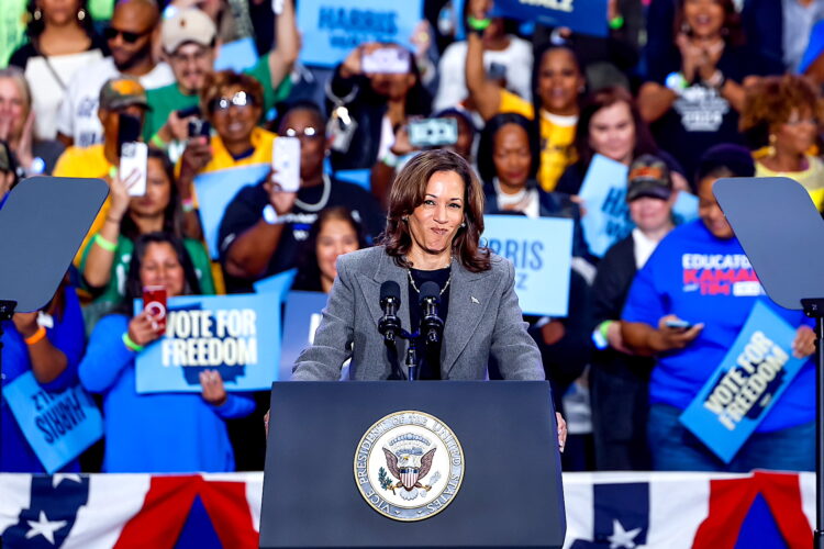 La vicepresidenta estadounidense y candidata presidencial demócrata Kamala Harris participa en un mitin de campaña en el Anfiteatro Lakewood en Atlanta, Georgia, EE.UU., 19 de octubre de 2024. Harris se postula contra el ex presidente estadounidense y republicano candidato presidencial Donald Trump. EFE/EPA/ERIK S. LESSER