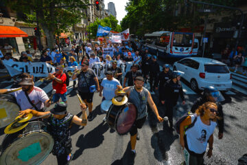 Docenas de personas participan en una marcha rumbo a la Casa Rosada (sede del Ejecutivo) este martes, en Buenos Aire (Argentina). Personal sanitario se unió a profesores y estudiantes universitarios para protagonizar una "marcha blanca" en protesta contra el ajuste del Gobierno de Javier Milei a la salud y la educación públicas. Médicos y enfermeros de bata blanca, docentes y alumnos confluyeron en la Plaza de Mayo para reclamar por los insuficientes fondos para el funcionamiento de hospitales y universidades públicas, los bajos salarios y los despidos en el sector de la salud. EFE/ Juan Ignacio Roncoroni