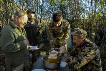 Una fotografía proporcionada por el servicio de prensa de la 24ª Brigada Mecanizada de las Fuerzas Armadas de Ucrania el 24 de octubre de 2024 muestra a militares de la 24ª Brigada Mecanizada que lleva el nombre del Rey Danylo recibiendo comida en una posición cercana a Chasiv Yar en la región de Donetsk, Ucrania, el 23 de octubre de 2024 en medio de la invasión rusa. Las tropas rusas entraron en territorio ucraniano el 24 de febrero de 2022, iniciando un conflicto que ha provocado destrucción y crisis humanitaria. (Rusia, Ucrania) EFE/EPA/Press service of 24 Mechanized brigade handout