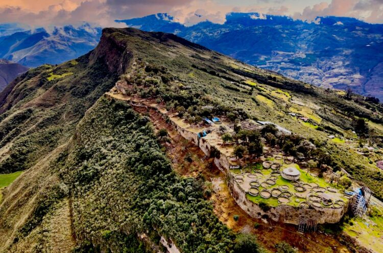 Fotografía difundida por el Ministerio de Cultura de la ciudadela preincaica de Kuélap, ubicada en la región peruana Amazonas y construida por la cultura Chachapoyas. El programa, de un total de cinco años de duración, intervendrá en 16 áreas de investigación arqueológica para definir con mayor precisión las funciones del sitio, las técnicas constructivas, las fases de ocupación, la vida diaria de las poblaciones que habitaron la zona y establecer una cronología absoluta, entre otras, según recoge un comunicado del ministerio. EFE/ Ministerio De Cultura