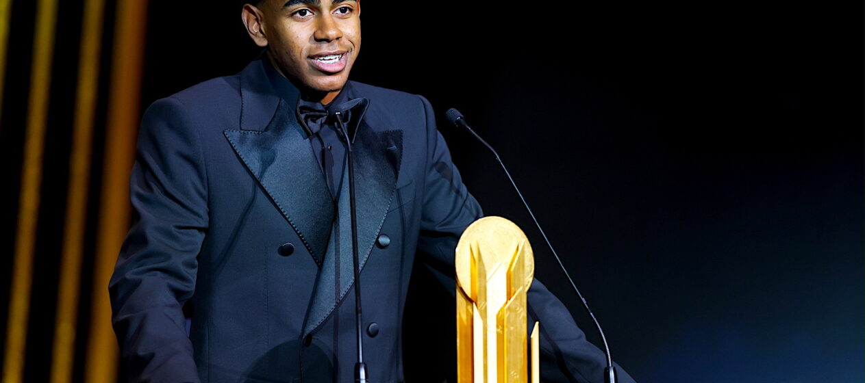 El atacante del Barcelona Lamine Yamal, de 17 años, recibió este lunes el premio Kopa al mejor futbolista joven. (Francia, España) EFE/EPA/MOHAMMED BADRA