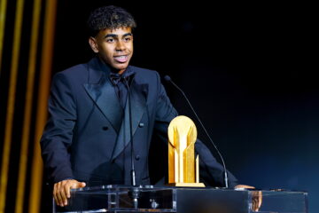 El atacante del Barcelona Lamine Yamal, de 17 años, recibió este lunes el premio Kopa al mejor futbolista joven. (Francia, España) EFE/EPA/MOHAMMED BADRA