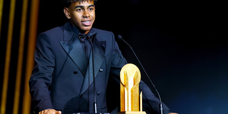 El atacante del Barcelona Lamine Yamal, de 17 años, recibió este lunes el premio Kopa al mejor futbolista joven. (Francia, España) EFE/EPA/MOHAMMED BADRA