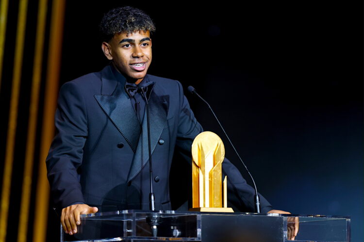 El atacante del Barcelona Lamine Yamal, de 17 años, recibió este lunes el premio Kopa al mejor futbolista joven. (Francia, España) EFE/EPA/MOHAMMED BADRA