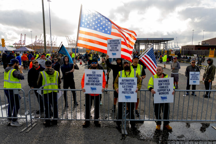 Trabajadores del puerto marítimo de Nueva Jersey, miembros del sindicato International Longshoremen’s Association (ILA), mantienen este miércoles su huelga en el puerto de Nueva York y Nueva Jersey (EE.UU.). Miles de estibadores se concentraron este miércoles, por segundo día consecutivo, en la entrada de puertos de toda la costa este y el golfo de México para continuar con una huelga general que comienza a afianzarse y que el presidente estadounidense, Joe Biden, ha dicho que puede convertirse en un "desastre provocado por el hombre". EFE/Ángel Colmenares