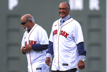 Fotografía de archivo del exlanzador cubano de los Medias Rojas de Boston Luis Tiant (i) junto a Jim Rice en una ceremonia antes de un juego de la MLB entre Astros de Houston y Medias Rojas de Boston en Fenway Park en Boston (Estados Unidos). El legendario exlanzador cubano Luis Tiant, quien mostró su talento por 19 temporadas en las Grandes Ligas, falleció este martes a los 83 años. EFE/EPA/CJ GUNTHER