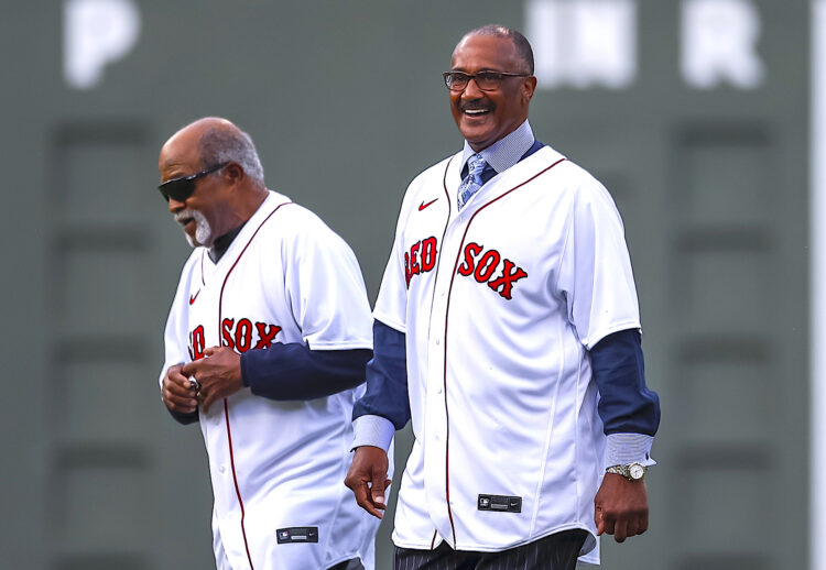 Fotografía de archivo del exlanzador cubano de los Medias Rojas de Boston Luis Tiant (i) junto a Jim Rice en una ceremonia antes de un juego de la MLB entre Astros de Houston y Medias Rojas de Boston en Fenway Park en Boston (Estados Unidos). El legendario exlanzador cubano Luis Tiant, quien mostró su talento por 19 temporadas en las Grandes Ligas, falleció este martes a los 83 años. EFE/EPA/CJ GUNTHER