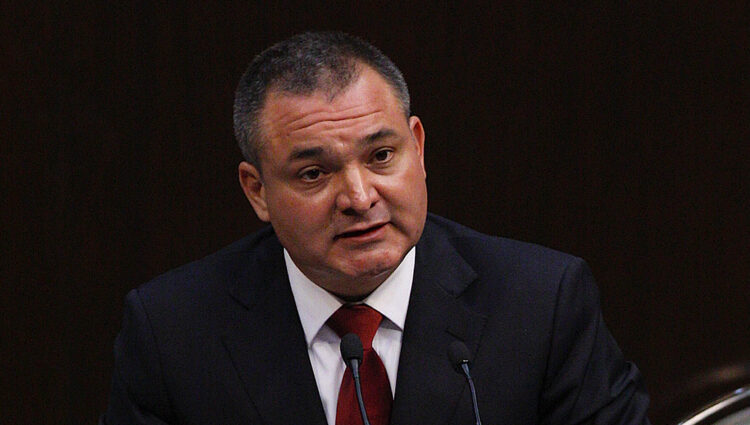 Fotografía de archivo fechada el 23 de septiembre de 2009 del exsecretario de Seguridad Pública Genaro García Luna durante una comparecencia en la Cámara de Diputados de la Ciudad de México (México). El exsecretario de Seguridad Pública mexicano Genaro García Luna afronta mañana en un tribunal federal de Nueva York la sentencia en su contra tras ser declarado culpable de cargos de narcotráfico, vínculos con la delincuencia organizada y falso testimonio ante las autoridades estadounidenses. EFE/ Mario Guzmán