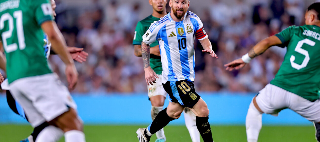 Lionel Messi (c) de Argentina controla un balón, en un partido de las eliminatorias sudamericanas para el Mundial 2026, en el estadio Mas Monumental de Buenos Aires (Argentina). EFE/ Juan Ignacio Roncoroni