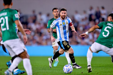 Lionel Messi (c) de Argentina controla un balón, en un partido de las eliminatorias sudamericanas para el Mundial 2026, en el estadio Mas Monumental de Buenos Aires (Argentina). EFE/ Juan Ignacio Roncoroni