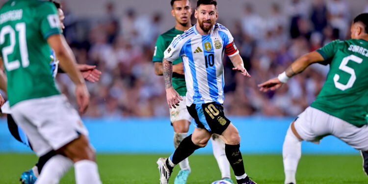 Lionel Messi (c) de Argentina controla un balón, en un partido de las eliminatorias sudamericanas para el Mundial 2026, en el estadio Mas Monumental de Buenos Aires (Argentina). EFE/ Juan Ignacio Roncoroni