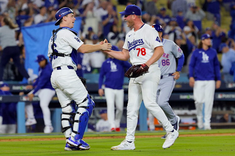 El lanzador de los Dodgers de los Ángeles Ben Casparius (R) reacciona con el receptor de los Dodgers de los Ángeles Will Smith (L) después de derrotar a los Mets de Nueva York durante la novena entrada de la Major League Baseball (MLB) Primer partido de playoffs de la Serie de Campeonato de la Liga Nacional entre los Mets de Nueva York y los Dodgers de Los Ángeles en Los Ángeles, California, 13 de octubre de 2024. La Serie de Campeonato de la Liga son los juegos al mejor de siete. El ganador de la Serie de Campeonato de la Liga Nacional se enfrentará al ganador de la Serie de Campeonato de la Liga Americana para avanzar a la Serie Mundial. (Liga de Campeones, Nueva York) EFE/EPA/ALLISON CENA. (Liga de Campeones, Nueva York) EFE/EPA/ALLISON DINNER