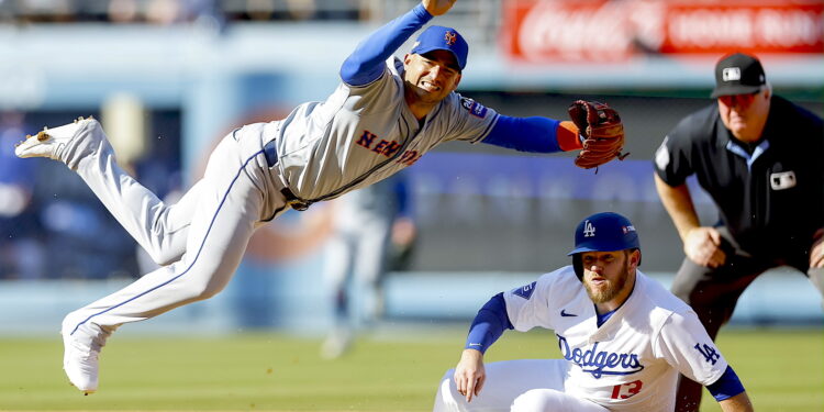 Mets José Iglesias (L) realiza una doble jugada sobre Dodgers Max Muncy (C) durante la sexta entrada del segundo juego de la Serie de Campeonato de la Liga Nacional de la Major League Baseball (MLB) entre los Mets de Nueva York y los Dodgers de Los Ángeles en Los Ángeles, California, 14 de octubre de 2024. La Serie de Campeonato de la Liga Nacional es al mejor de siete juegos y el ganador se enfrentará al ganador de la Serie de Campeonato de la Liga Americana en la Serie Mundial. . (Liga de Campeones, Nueva York) EFE/EPA/CAROLINE BREHMAN