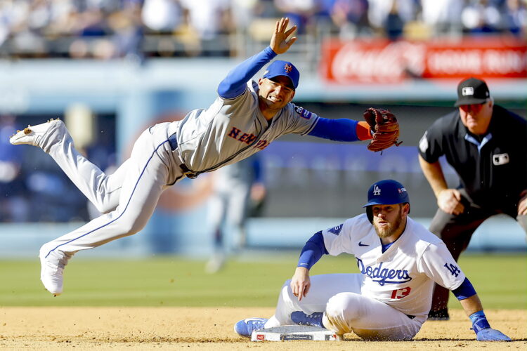 Mets José Iglesias (L) realiza una doble jugada sobre Dodgers Max Muncy (C) durante la sexta entrada del segundo juego de la Serie de Campeonato de la Liga Nacional de la Major League Baseball (MLB) entre los Mets de Nueva York y los Dodgers de Los Ángeles en Los Ángeles, California, 14 de octubre de 2024. La Serie de Campeonato de la Liga Nacional es al mejor de siete juegos y el ganador se enfrentará al ganador de la Serie de Campeonato de la Liga Americana en la Serie Mundial. . (Liga de Campeones, Nueva York) EFE/EPA/CAROLINE BREHMAN