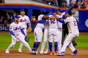 Los jugadores de los Mets reaccionan tras ganar el cuarto partido del playoff de la Serie Divisional de la Liga Americana de la Major League Baseball (MLB) entre los Filis de Filadelfia y los Mets de Nueva York en el barrio Queens de Nueva York, Nueva York, EE. UU., 9 de octubre de 2024. La Serie Divisional es una competencia al mejor de cinco. (Nueva York, Filadelfia) EFE/EPA/SARAH YENESEL