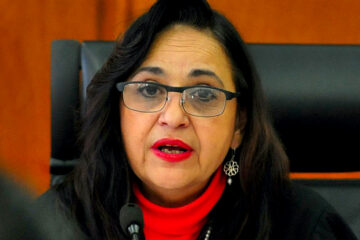 Fotografía de archivo del 1 de Marzo de 2017 de la ministra presidenta de la primera sala de la Suprema Corte de Justicia, Norma Lucía Piña Hernández, hablando durante una sesión sobre el uso lúdico de la marihuana en Ciudad de México (México). Piña, presentó este miércoles su renuncia junto con la de otros 7 de los 11 ministros del organismo, en lo que calificó como "un acto de congruencia", en medio de las protestas por la polémica reforma judicial impulsada por la presidenta, Claudia Sheinbaum. EFE/ Mario Guzmán ARCHIVO