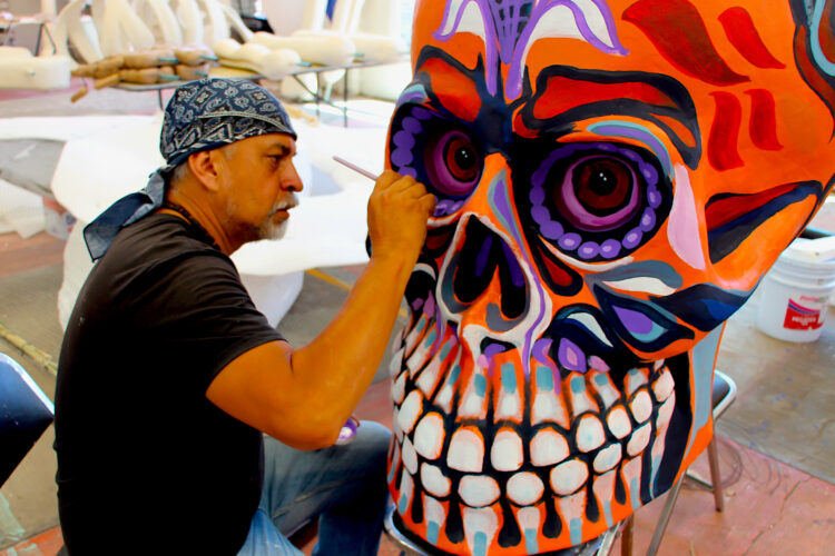 Un artesano pinta una escultura de catrina este jueves, en Atlixco (México). Cerca de 70 artesanos de Atlixco, pueblo del centro de México, elaboran desde ahora decenas de calaveras gigantes para instalar este viernes el 'Valle de Catrinas' y conmemorar el Día de Muertos, el 1 y 2 de noviembre. EFE/ Hilda Ríos