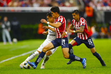 José Castillo (c) y Carlos Cisneros del Guadalajara disputa el balón con Edson Gutuiérrez de Monterrey, este sábado durante un partido de la jornada 10 del torneo apertura 2024, disputado en el Estadio Akron, en Guadalajara (México). EFE/ Francisco Guasco