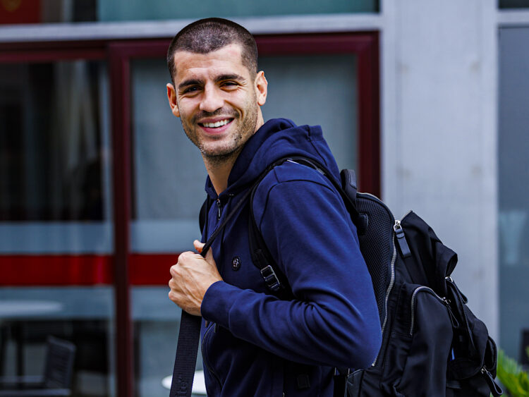 El jugador de la selección española de fútbol Álvaro Morata a su llegada a la concentración del conjunto en la Ciudad del Fútbol de Las Rozas, para preparar el partido de la Liga de las Naciones que el sábado disputarán ante Dinamarca. EFE/ RFEF/Pablo García