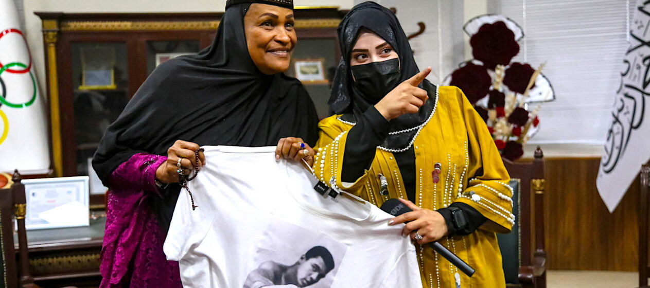 Khalilah Ali (L), ex esposa del legendario boxeador Muhammad Ali, asiste a una ceremonia en Kabul, Afganistán, el 27 de octubre de 2024. Khalilah Ali llegó a Kabul el 24 de octubre para encabezar la construcción de un estadio deportivo llamado "Victoria" y fundar una asociación deportiva en nombre de su marido. Esta visita sigue a sus esfuerzos anteriores para promover los deportes en Afganistán, incluido un proyecto de estadio de fútbol. A pesar de su defensa de los derechos de las mujeres, su intento actual de construir un estadio se produce en un contexto en el que a las mujeres se les prohíbe participar en deportes. (Afganistán) EFE/EPA/SAMIULLAH POPAL