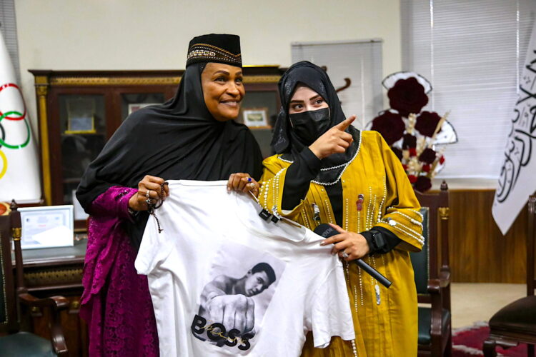 Khalilah Ali (L), ex esposa del legendario boxeador Muhammad Ali, asiste a una ceremonia en Kabul, Afganistán, el 27 de octubre de 2024. Khalilah Ali llegó a Kabul el 24 de octubre para encabezar la construcción de un estadio deportivo llamado "Victoria" y fundar una asociación deportiva en nombre de su marido. Esta visita sigue a sus esfuerzos anteriores para promover los deportes en Afganistán, incluido un proyecto de estadio de fútbol. A pesar de su defensa de los derechos de las mujeres, su intento actual de construir un estadio se produce en un contexto en el que a las mujeres se les prohíbe participar en deportes. (Afganistán) EFE/EPA/SAMIULLAH POPAL