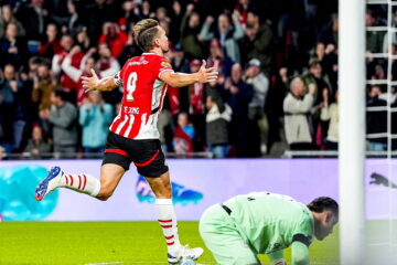 Luuk de Jong del PSV Eindhoven celebra el gol de 2-1 durante el partido Eredivisie holandés entre el PSV Eindhoven y Sparta Rotterdam, en Eindhoven, países Bajos, 05 de octubre de 2024. (Países Bajos; Holanda) EFE/EPA/TOBIAS KLEUVER