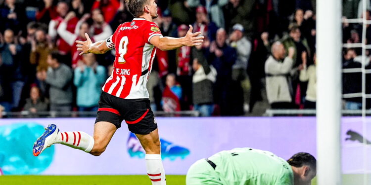 Luuk de Jong del PSV Eindhoven celebra el gol de 2-1 durante el partido Eredivisie holandés entre el PSV Eindhoven y Sparta Rotterdam, en Eindhoven, países Bajos, 05 de octubre de 2024. (Países Bajos; Holanda) EFE/EPA/TOBIAS KLEUVER