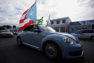 Simpatizantes de Alianza de País participan en sus vehículos en la 'Caravana del Triunfo', este sábado en San Juan (Puerto Rico). Miles de vehículos se unieron este sábado a la 'Caravana del Triunfo', que bloqueó la carretera PR-1 en dirección a San Juan, una de las principales vías de Puerto Rico, para mostrar su apoyo a la Alianza de País de cara a los comicios del 5 de noviembre. EFE/ Thais Llorca