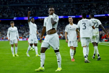 El delantero del Real Madrid Vinicius Jr. celebra su tercer gol, quinto del equipo blanco, durante el encuentro correspondiente a la fase regular de la Liga de Campeones entre Real Madrid y Borussia Dortmund, este martes en el estadio Santiago Bernabéu, en Madrid. EFE/Kiko Huesca