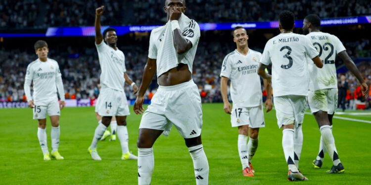 El delantero del Real Madrid Vinicius Jr. celebra su tercer gol, quinto del equipo blanco, durante el encuentro correspondiente a la fase regular de la Liga de Campeones entre Real Madrid y Borussia Dortmund, este martes en el estadio Santiago Bernabéu, en Madrid. EFE/Kiko Huesca