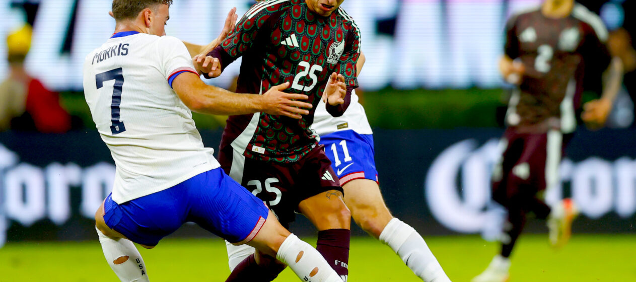 Roberto Alvarado (c) de México disputa el balón con Aidan Morris (i) y Brenden Russell de Estados Unidos, este martes durante un partido amistoso en el Estadio Akron, en Guadalajara (México). EFE/ Francisco Guasco