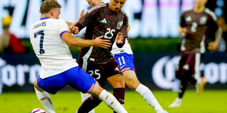 Roberto Alvarado (c) de México disputa el balón con Aidan Morris (i) y Brenden Russell de Estados Unidos, este martes durante un partido amistoso en el Estadio Akron, en Guadalajara (México). EFE/ Francisco Guasco