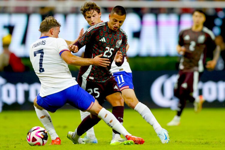 Roberto Alvarado (c) de México disputa el balón con Aidan Morris (i) y Brenden Russell de Estados Unidos, este martes durante un partido amistoso en el Estadio Akron, en Guadalajara (México). EFE/ Francisco Guasco