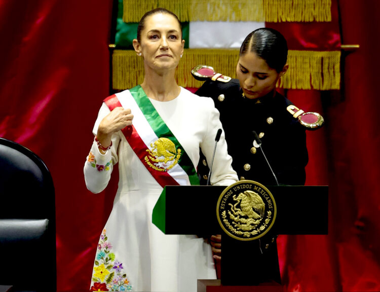 La presidenta de México Claudia Sheinbaum, recibe la banda presidencial en la Cámara de Diputados este martes en la Ciudad de México (México). Claudia Sheinbaum asumió este martes como la primera mujer presidenta de México para el sexenio de 2024 a 2030 en una ceremonia en la Cámara de Diputados a la que asistieron casi una veintena de mandatarios internacionales y cientos de representantes de países y organismos multilaterales. EFE/José Méndez