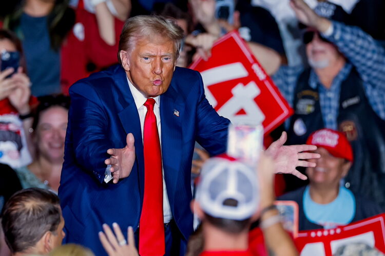 El ex presidente estadounidense y candidato presidencial republicano Donald Trump reacciona al concluir un mitin de campaña en el Greensboro Coliseum en Greensboro, Carolina del Norte, EE.UU., 22 de octubre de 2024. Trump está corriendo contra La vicepresidenta demócrata de Estados Unidos, Kamala Harris. EFE/EPA/ERIK S. MENOR