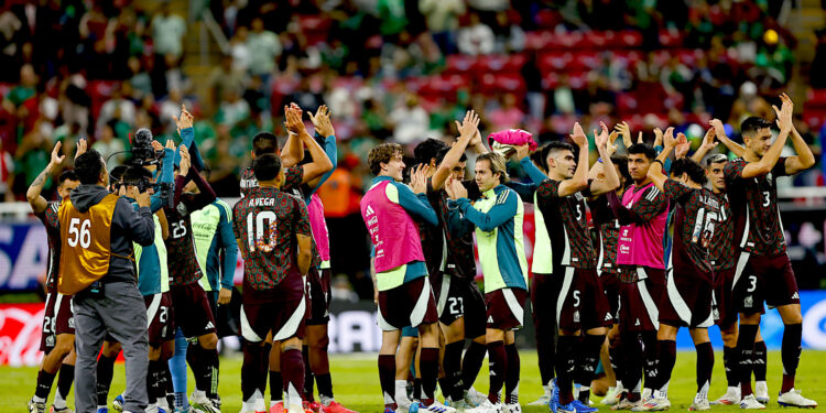 Jugadores de México celebran la victoria ante Estados Unidos, este martes durante un partido amistoso en el Estadio Akron, en Guadalajara (México). EFE/ Francisco Guasco