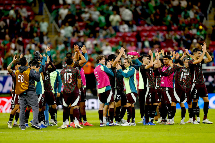 Jugadores de México celebran la victoria ante Estados Unidos, este martes durante un partido amistoso en el Estadio Akron, en Guadalajara (México). EFE/ Francisco Guasco