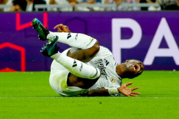 El delantero brasileño del Real Madrid Vinicius jr. tras recibir una falta durante el partido de la jornada 9 de Liga que disputan Real Madrid y Villarreal este sábado en el estadio Santiago Bernabéu. EFE/Zipi Aragón