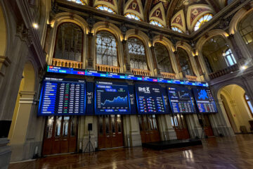 La Bolsa española ha subido el 1,36 % este jueves y ha superado el nivel de 11.900 puntos con la ayuda de los bancos, Wall Street y las plazas europeas. El índice de referencia del parqué nacional, el IBEX35, ha ganado 160,6 puntos, equivalentes a ese 1,36 %, hasta 11.953,2 puntos, con lo que se sitúa en niveles de enero de 2010. En el año sube el 18,32 %. EFE/ Altea Tejido