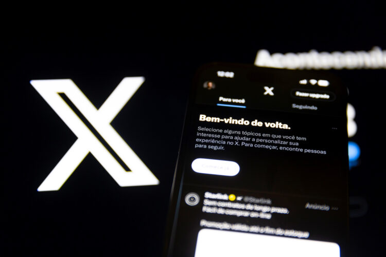 Fotografía que muestra la pantalla de un celular con acceso a la aplicación de la red social X, antes Twitter este miércoles, en Sao Paulo (Brasil). Los brasileños volvieron a tener acceso este miércoles a X, después de que la Corte Suprema levantara la suspensión que pesaba sobre la red social desde el pasado 30 de agosto por el incumplimiento reiterado de resoluciones judiciales. EFE/ Isaac Fontana